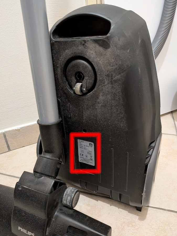 Naljepnica gdje piše oznaka i model usisavača